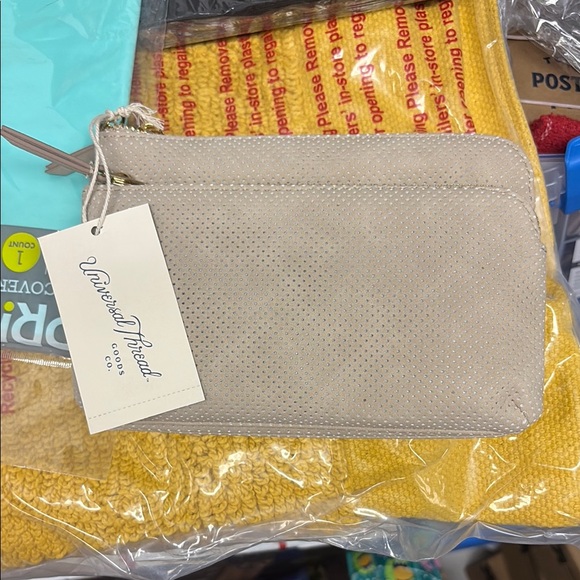 5/$10 Universal Thread Cream Clutch Wristlet Minimalist Design - Picture 1 of 3